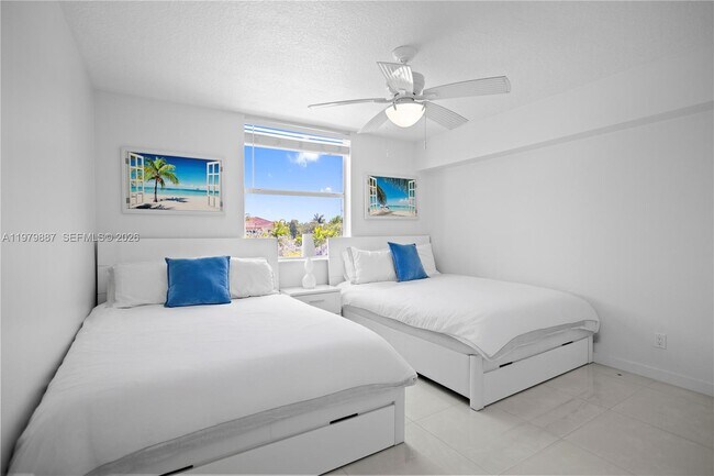 Building Photo - 529 E Sheridan St