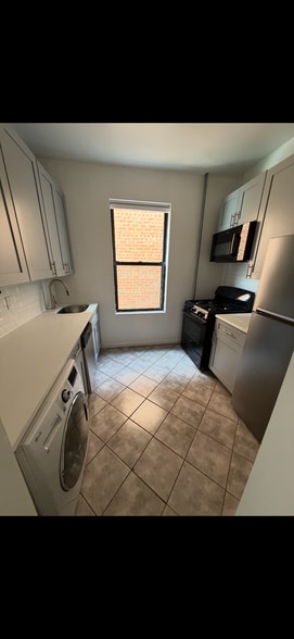 Primary Photo - 30-17 34th St