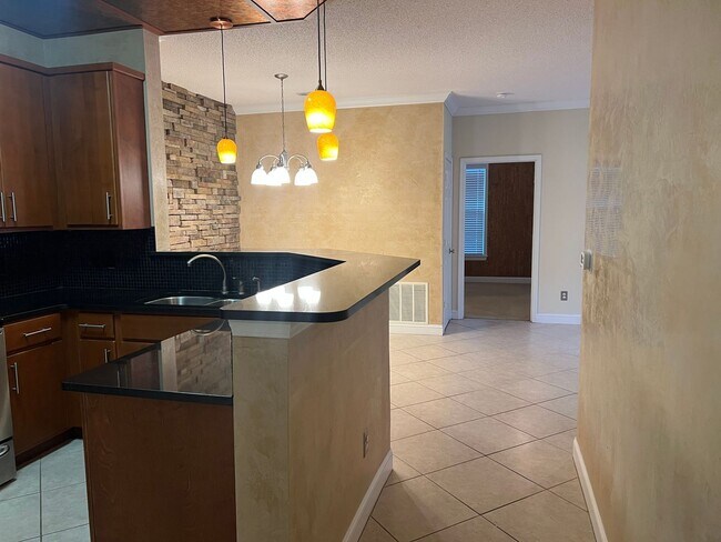 Building Photo - Upgraded First Floor Condo - Estate at Wes...