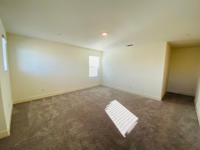 Building Photo - Beautiful 5 Bedroom 3.5 Bath Two-story sma...