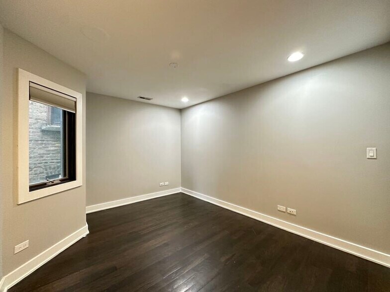 Building Photo - 907 N Damen Ave