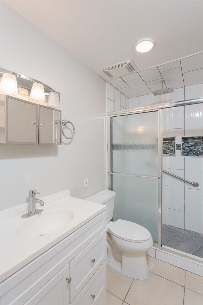 Building Photo - Beautiful Townhome in Alamo Heights!!