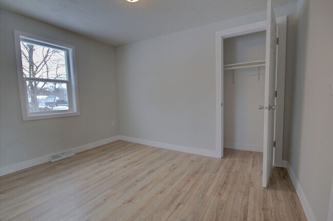 Building Photo - 709 28th St