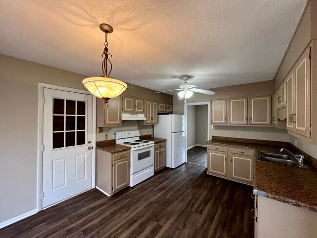 Building Photo - 109 Deerfield Dr