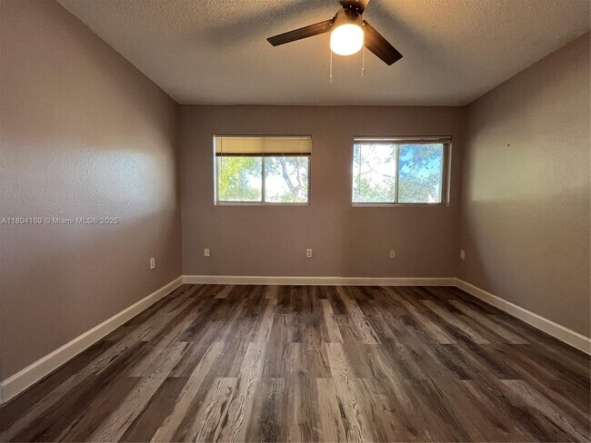 Building Photo - 843 Crystal Lake Dr