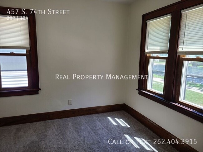 Building Photo - 457 S 74th St