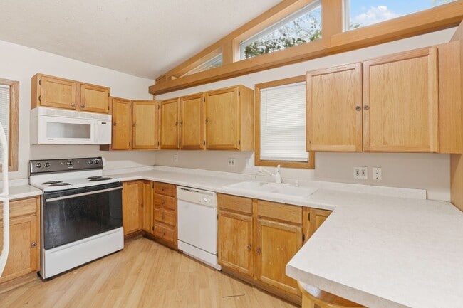 Building Photo - Modern 2-Bedroom Apartment in Hale with Fireplace, Soaking Tub & Premium Amenities