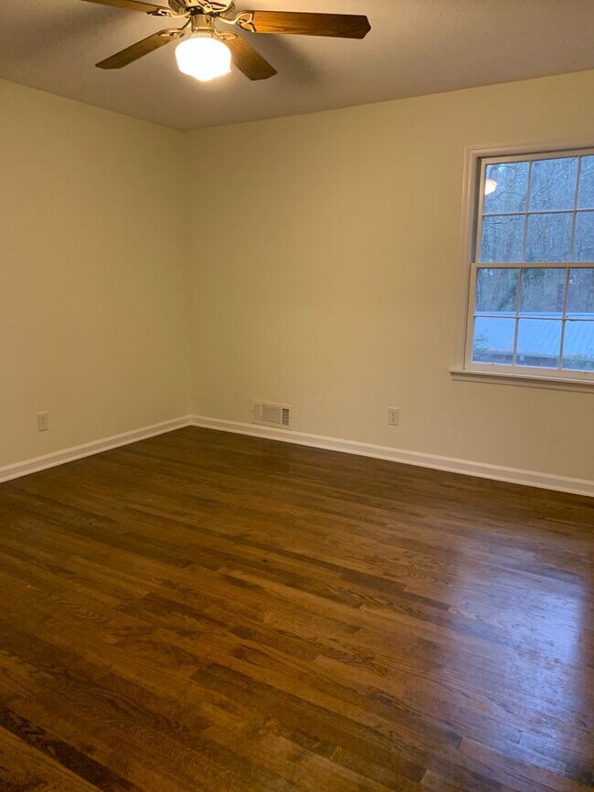 Building Photo - 4 BR 3 BATH in Cedar Creek!