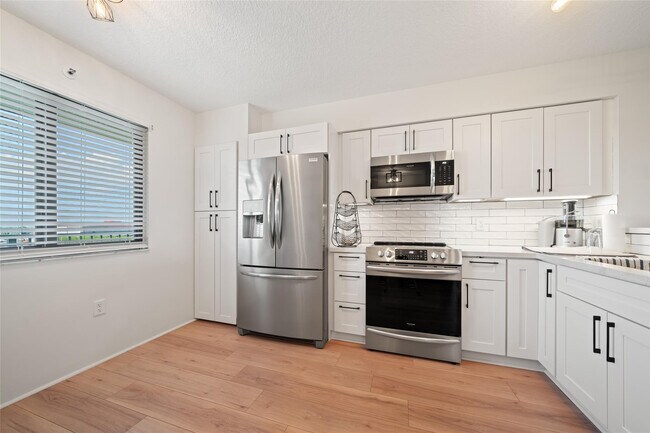 Building Photo - 2240 N Cypress Bend Dr
