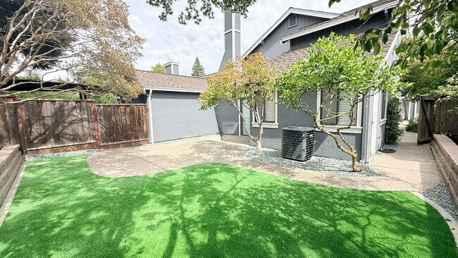 Building Photo - 1100 Sunshine Cir