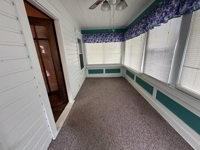 Building Photo - 940 Lindbergh Ave