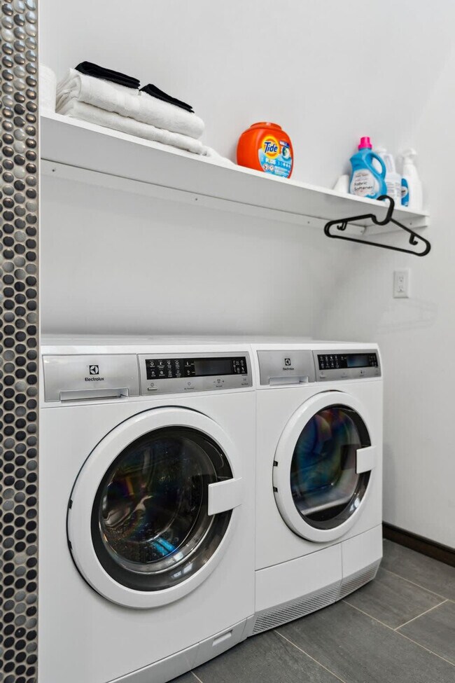 Building Photo - 10 Anchor St