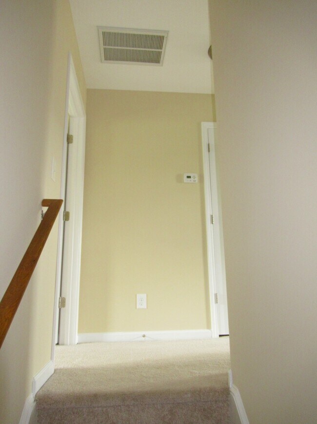 Building Photo - Three Bedroom Townhome in Richlands Close to Everything!!