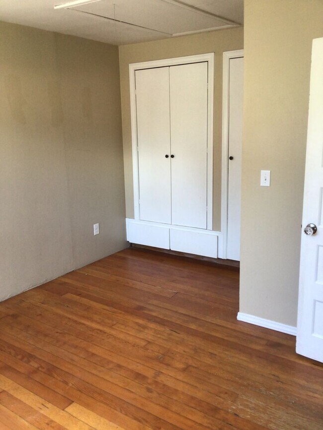 Building Photo - Arbor Heights Bungalow, Available early Oc...