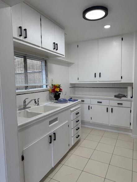 Kitchen - 518 1/2 Crane Blvd