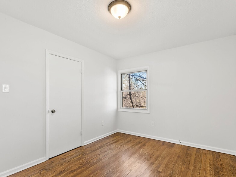 Building Photo - 51 W Chapel Rd