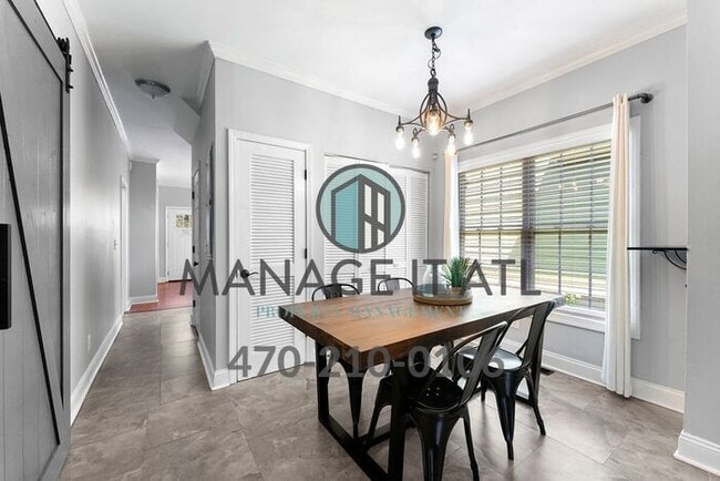 Building Photo - Cozy 3 bedroom house located one block from the Beltline!