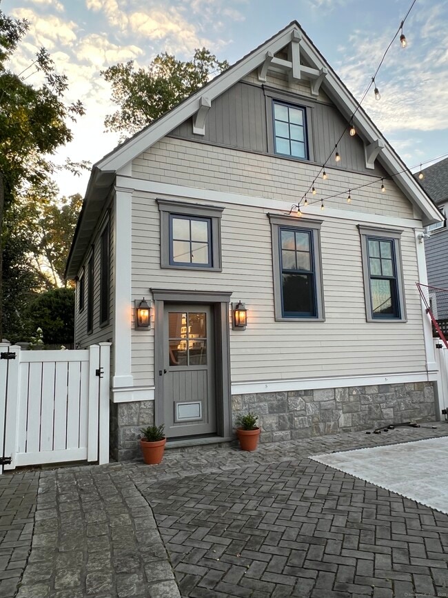 Primary Photo - 56 1/2 Roton Ave