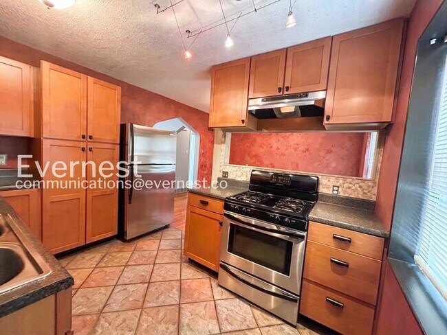 Building Photo - 2 Bed, 1.5 Bath Home with Attached Garage / Available Now!
