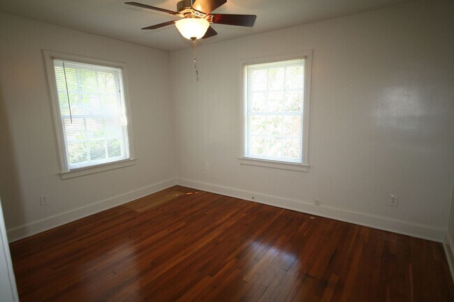 Building Photo - Georgian brick. Separate dining room. Over 1,000 square feet near 9th Street.