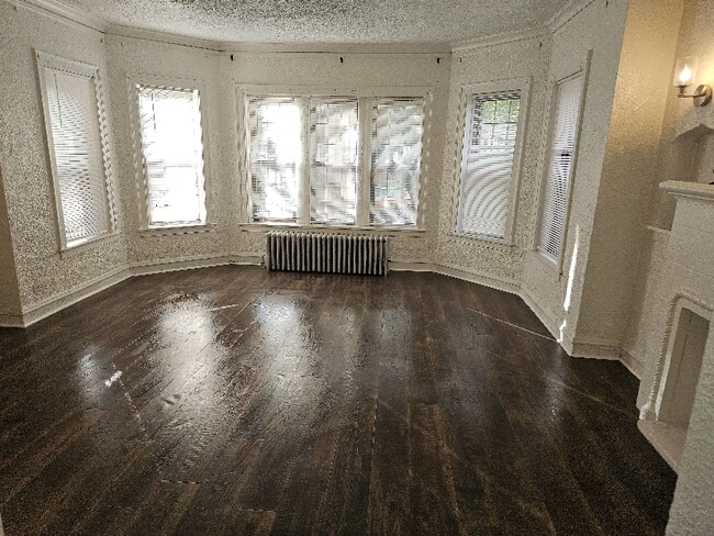 Building Photo - 8119 S Vernon Ave