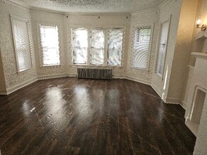 Building Photo - 8119 S Vernon Ave