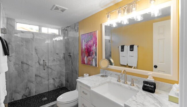 Building Photo - 2431 E Laurel St