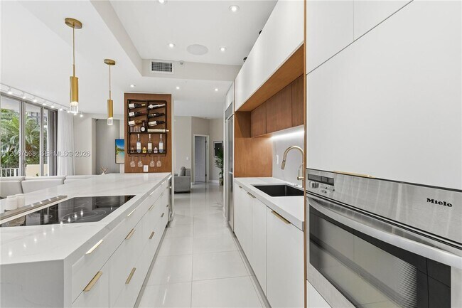 Building Photo - 3500 Mystic Pointe Dr
