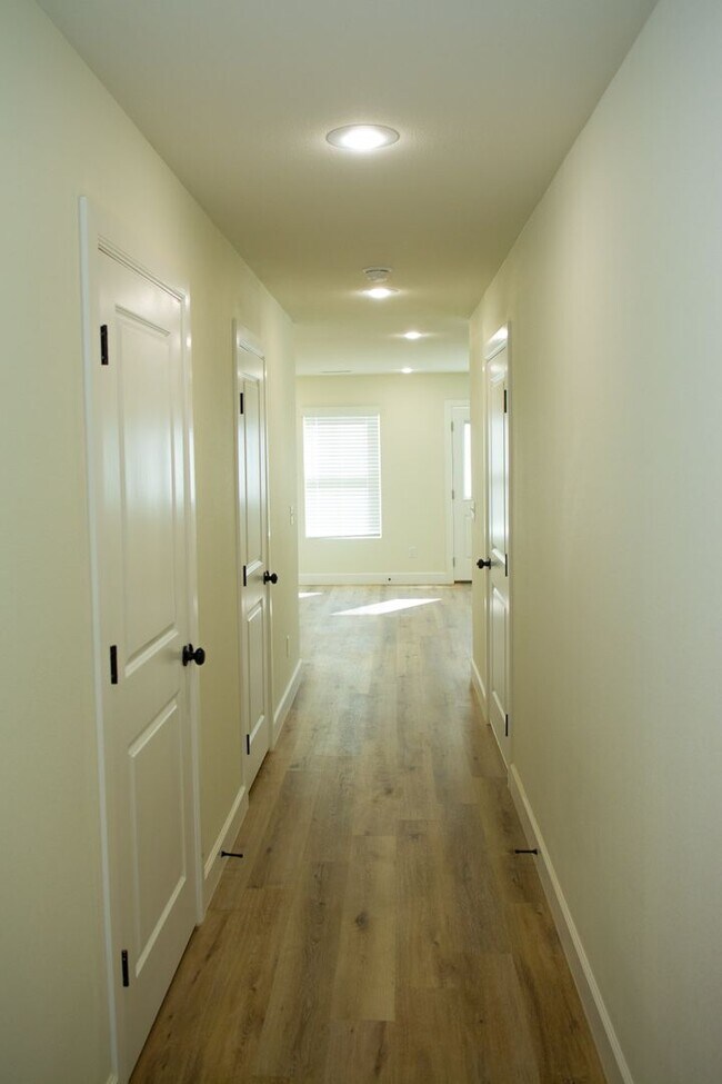 Building Photo - Available June 10th! Townhouse in the heart of West Fork !