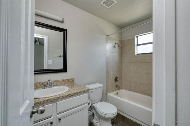 Building Photo - 104 Castleberry Ct