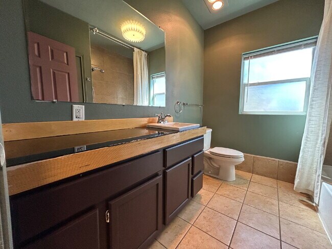 Building Photo - Indulge in the charm and comfort of a cozy, inviting home!