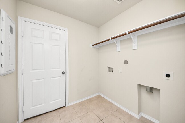 Building Photo - 2710 Lapwing Dr.