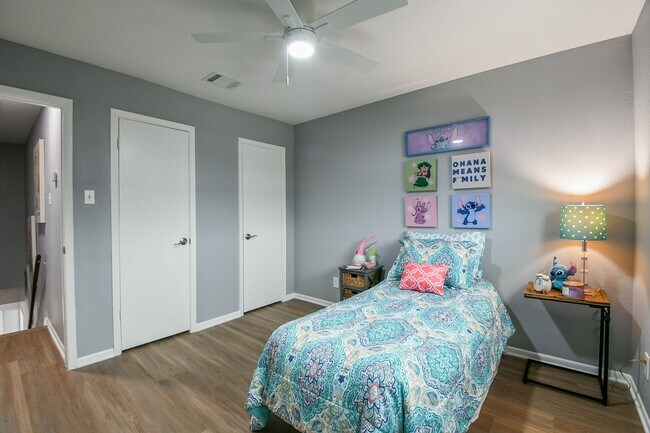 Building Photo - 7931 Ellinger Ln