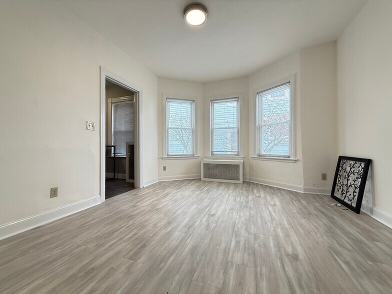 Building Photo - 76 Antwerp St