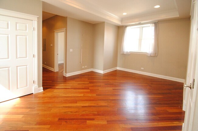 Building Photo - 867 N Mozart St