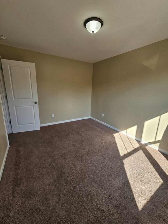Building Photo - Great Home With Garage Parking Near Downto...