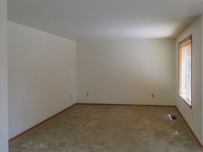 Building Photo - Charming 3 bedroom 2 bathroom home availab...