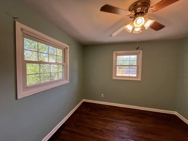 Building Photo - Perfect "Work from Home" Location!