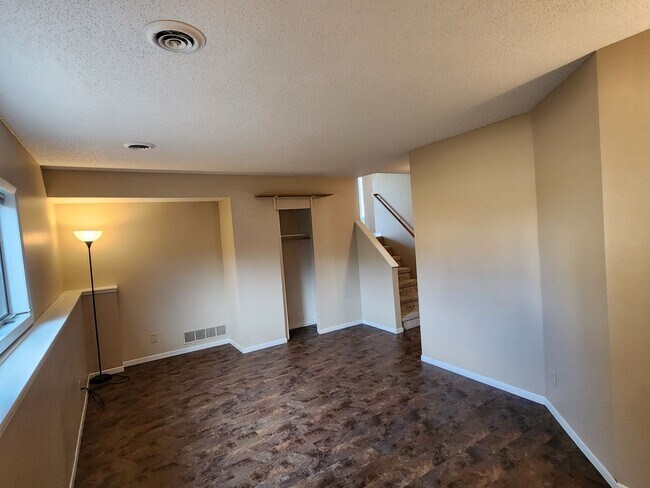 Building Photo - ~Applications Pending~ RENT SPECIAL ~ HOLIDAY MERRINESS ~ 3 Bedroom, 3 Bath Home for rent Close t...