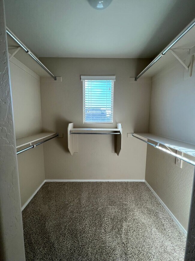 Building Photo - Ray & Signal Butte 4 Bedroom + loft/den