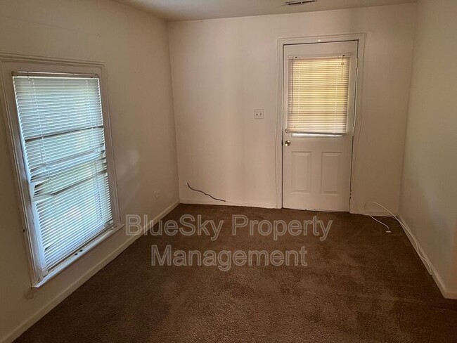 Building Photo - 1305 Cherry Ave