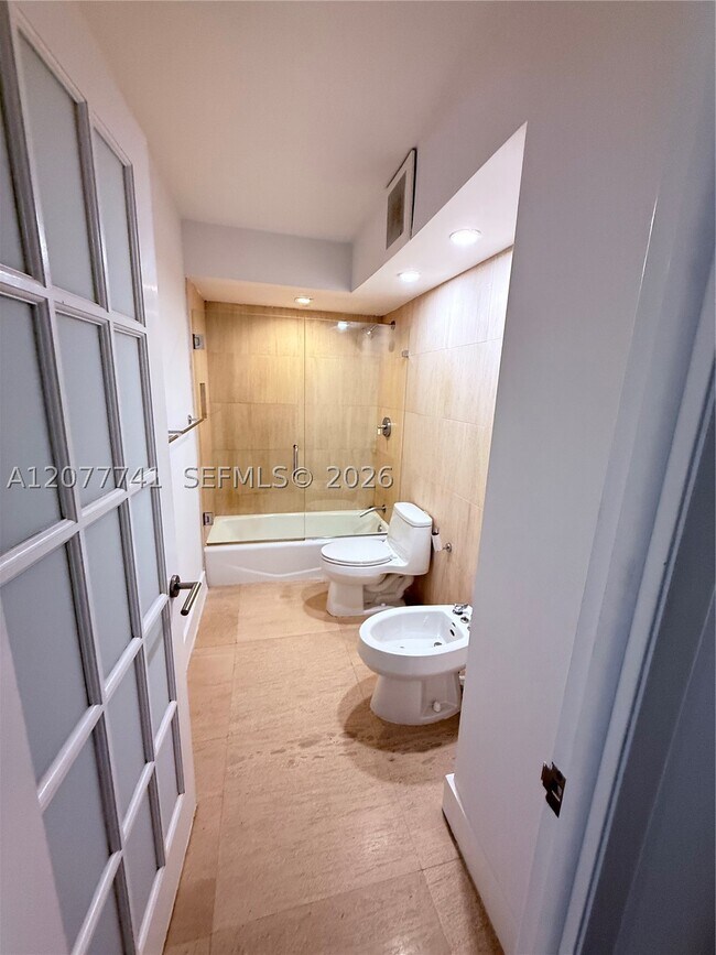 Building Photo - 1450 Brickell Bay Dr