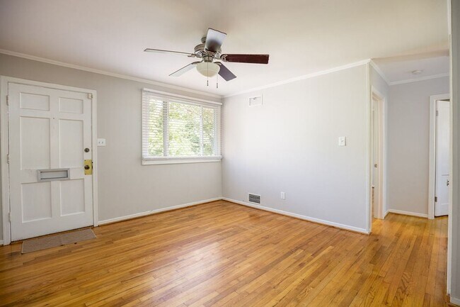 Building Photo - Charming 2BR Condo in Greensboro