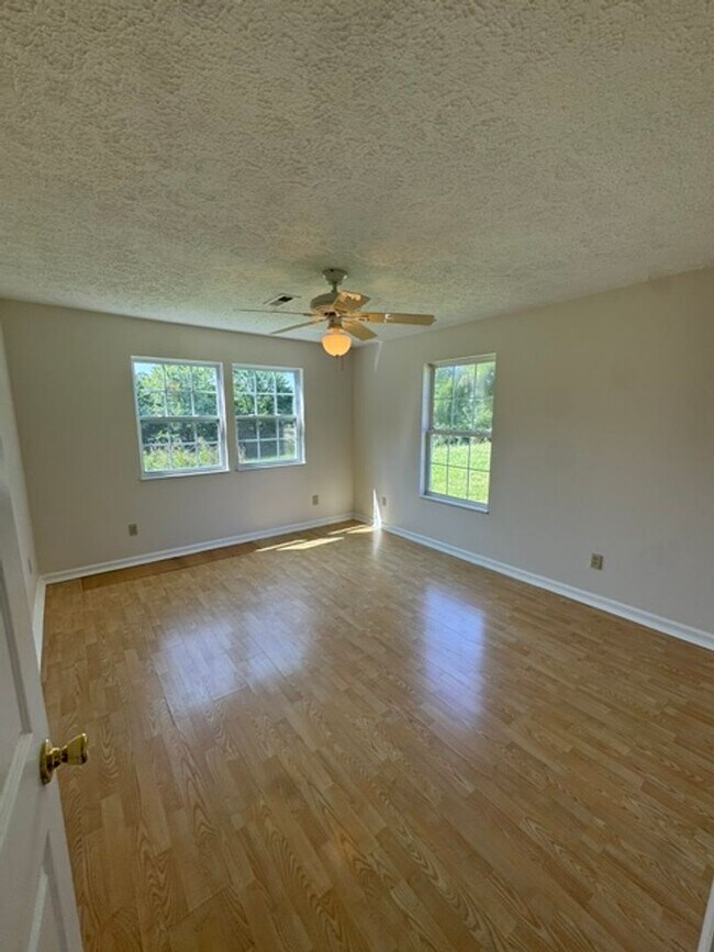 Building Photo - Greenback 37742 - 3 bedroom, 2 full bath home - Contact Tim Tipton (865) 806-7255
