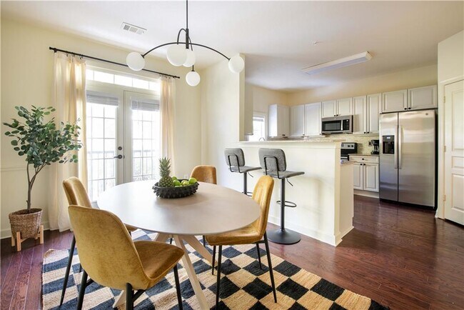 Building Photo - 1402 Markan Dr NE