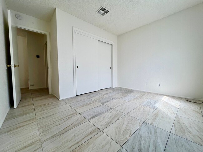 Building Photo - AVAILBLE NOW !!  3-bedroom 2 bath Duplex i...