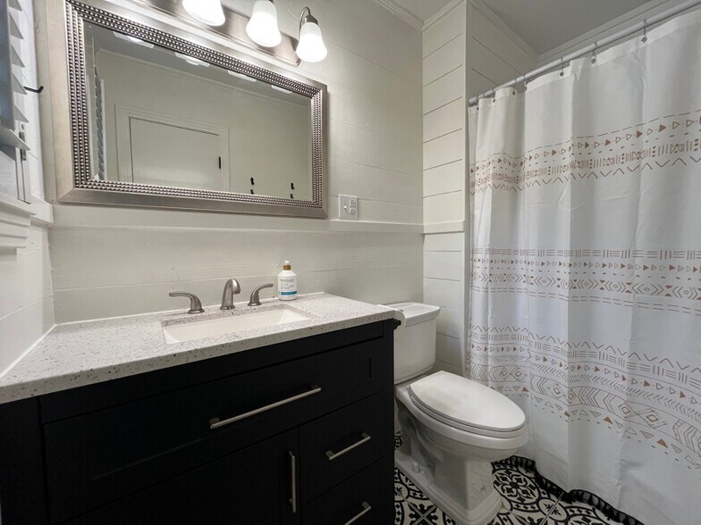 Building Photo - 1000 E Walnut St