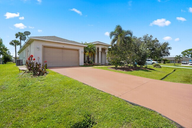Primary Photo - 1092 SW Majorca Ave