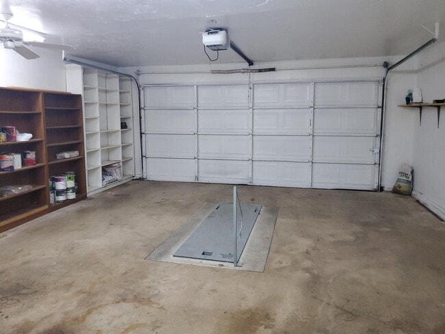 Building Photo - 912 E 10th St