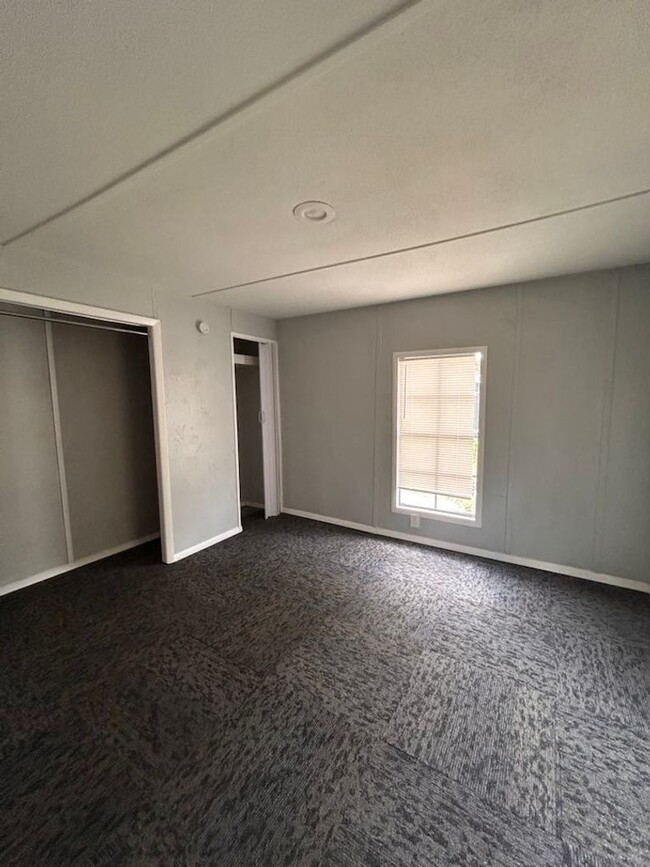 Building Photo - Newly Remodeled, 2 Bedroom North Fort Myers